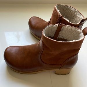 Universal Thread Chelsea boots size 8.5
